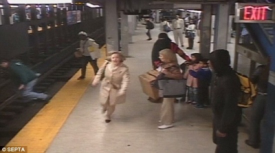 بالفيديو: أمريكي يخاطر بنفسه لإنقاذ مسن سقط على سكة المترو