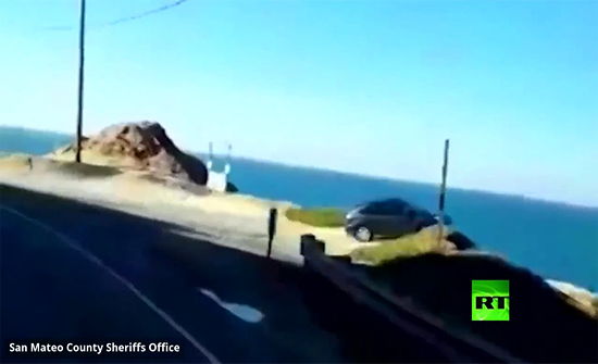 بالفيديو: سيارة ينتهي بها المطاف في مياه المحيط الهادئ بكاليفورنيا