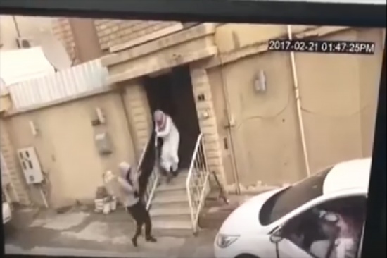 شاهد.. سعودي يتفاجأ بلصين يسرقان شاشة من منزله وعند مقاومتهما حاولا سرقة سيارته