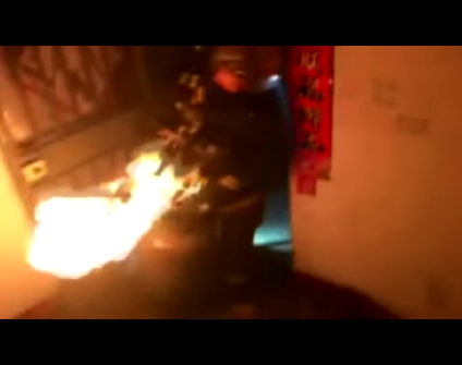 بالفيديو : رجل إطفاء صيني يخاطر بحياته في عملية دراماتيكية