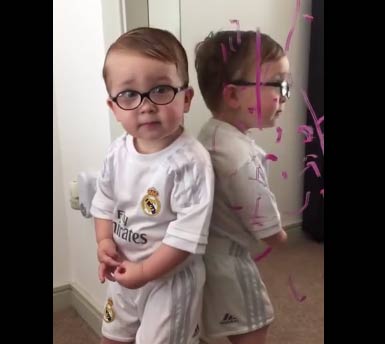 فيديو :  طفل يتهم باتمان بالرسم على المرايا