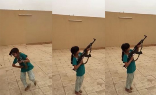 شاهد.. طفلة تطلق النار من سلاح رشاش وكادت أن تصيب المصور