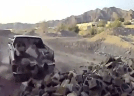 تفريغ حمولة السيارات بطريقة مبتكرة