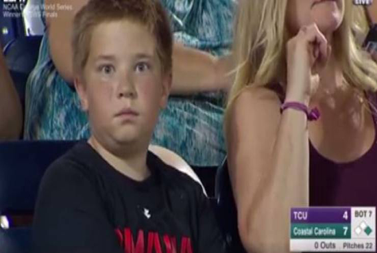 فيديو | شاهدوا ماذا فعل هذا الطفل بعينيه في الملعب!؟