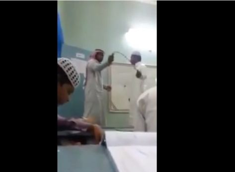 بالفيديو.. معلم  يجلد طالباً بـ''سوط خيول''