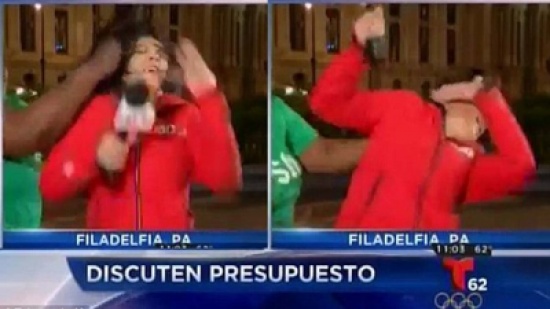 شاهد.. مراسلة تلفزيونية تتعرض للضرب على الهواء