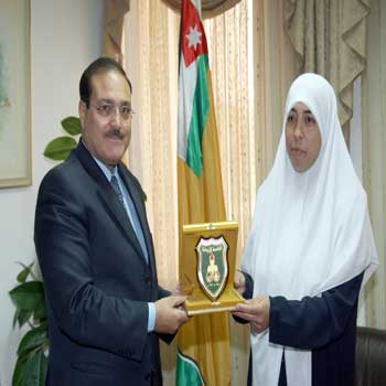 الدكتور الطويسي يكرم طالبة لحصولها على المرتبة الأولى في جائزة البحث العلمي