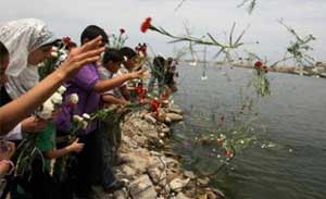 اطفال غزة يطلقون قوارب ورقية في البحر للمطالبة برفع الحصار  