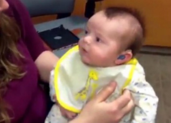 شاهد.. رضيع أصم يسمع صوت والدته للمرة الأولى