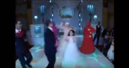 شاهد.. أغرب رقصة لعريس في حفل زفافه!