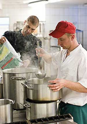 زوجات الرجال الذين يطبخون تصبن بالسمنة