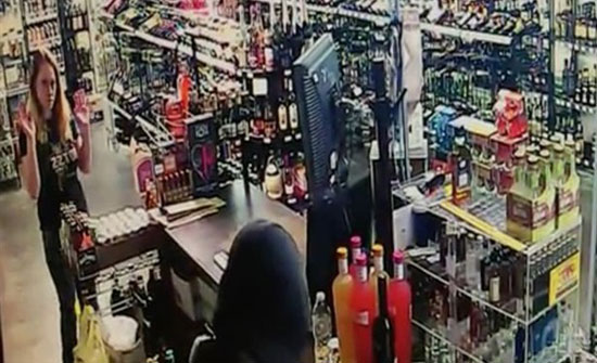 شاهد بالفيديو.. أم شجاعة تطلق النار على لص مسلح حاول سرقة متجرها