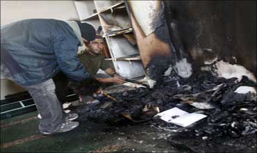 مستوطنون يحرقون مخازن مدرسة فلسطينية جنوبي نابلس 