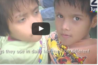 شاهد كيف يذهب توأم ملتصق للمدرسة