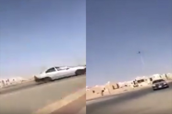 بالفيديو: مفحط يهاجم فتاة تسير على أقدامها ويعرّض حياتها للخطر