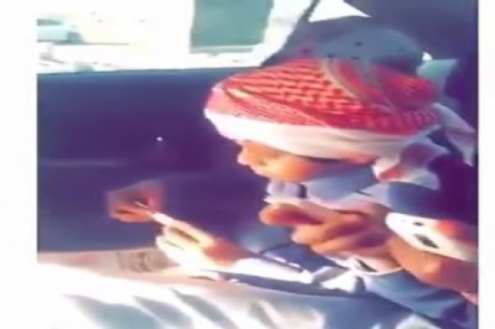 شاهد.. طفل يقوم بتجهيز سيجارة حشيش شاهد.. طفل يقوم بتجهيز سيجارة حشيش