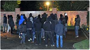 أنصار مانشستر يحاصرون منزل روني