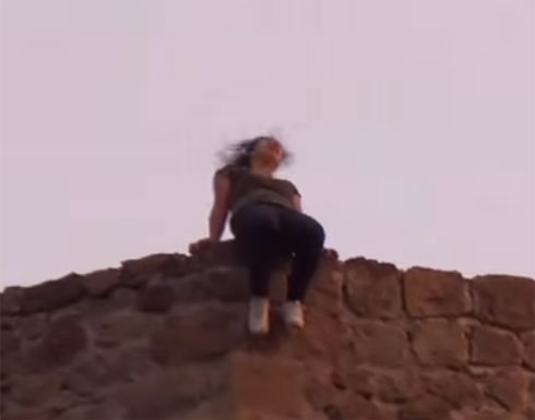 بالفيديو.. لحظة انتحار فتاة تركية من أعلى مبنى