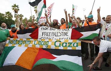 وفد قافلة شريان الحياة 5 يزور المستشفى الميداني العسكري الاردني ويشيد بخدماته 