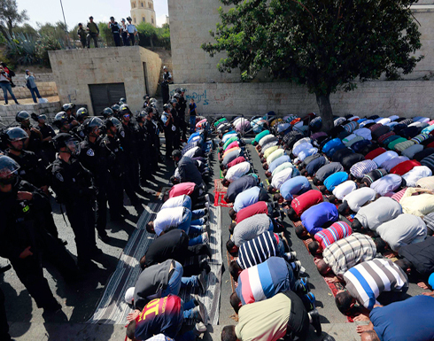 آلاف الفلسطينيين يؤدون صلاة الجمعة في شوارع القدس