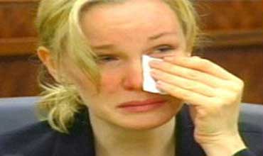 السفاحة زرقاء العينين" قتلت زوجها بـ200 طعنة