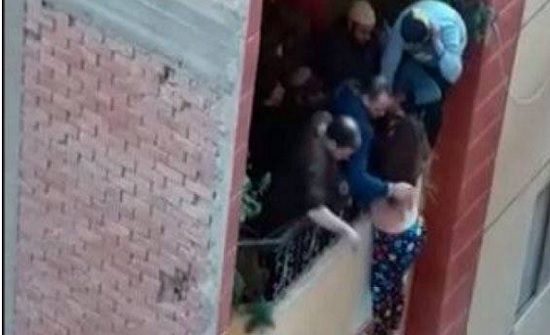 تسريب فيديو لامرأة مصرية تتدلى من شرفة منزلها... محاولة قتل أم انتحار؟ إليكم الحقيقة تسريب فيديو لامرأة مصرية تتدلى من شرفة منزلها... محاولة قتل أم انتحار؟ إليكم الحقيقة