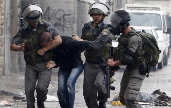 الجيش الإسرائيلي يعتقل فلسطينيين بالضفة ويصادر أسلحة الجيش الإسرائيلي يعتقل فلسطينيين بالضفة ويصادر أسلحة