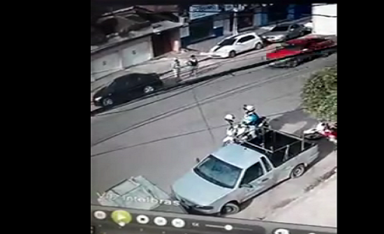 بالفيديو : حادث مروع لفتاة متهورة حاولت عبور الطريق