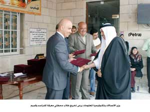 وزير الاتصالات يرعى تخريج طلاب محطتي معرفة كفراسد وقميم 