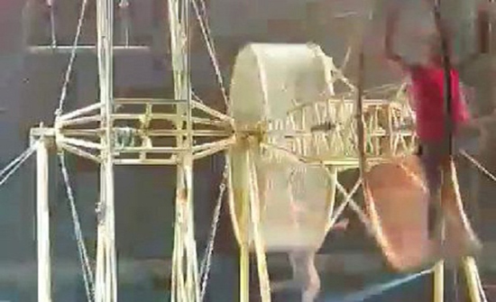 بالفيديو: سقوط لاعب سيرك أثناء عرض بهلواني وتعرضه لإصابات