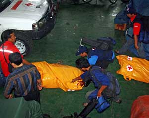 قتلى بموجات تسونامي بإندونيسيا   