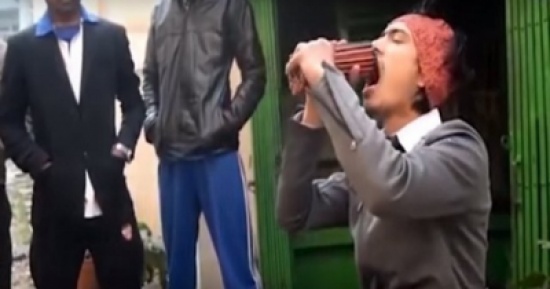 فيديو: نيبالي يدخل 138 قلماً في فمه دفعة واحدة فيديو: نيبالي يدخل 138 قلماً في فمه دفعة واحدة