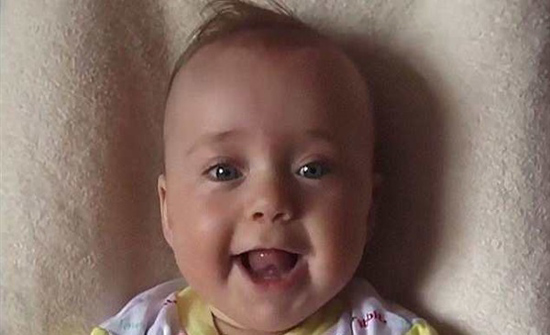 بالفيديو: صانع أفلام يصور ابنته منذ ولادتها حتى بلوغها 18 عامًا