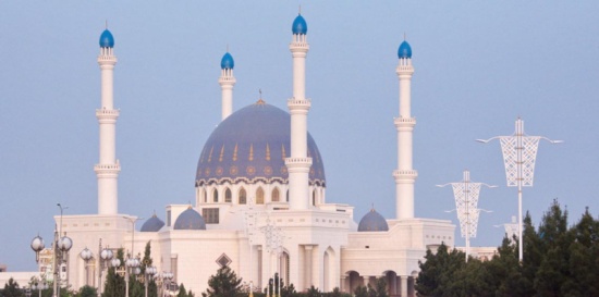 بالفيديو.. رئيس دولة مسلمة يمارس “التفحيط” بسيارات السباق