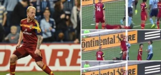 فيديو: فدائية لاعب.. ارتطم بالقائم للدفاع عن مرماه فيديو: فدائية لاعب.. ارتطم بالقائم للدفاع عن مرماه