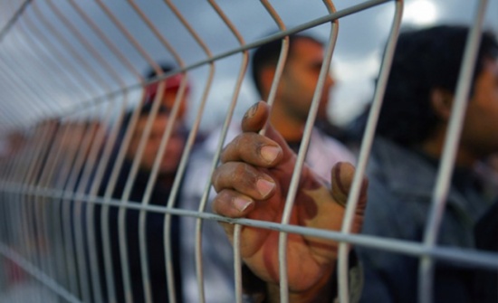لماذا قطعت مالية السلطة الفلسطينية رواتب 29 أسيرا محررا؟ لماذا قطعت مالية السلطة الفلسطينية رواتب 29 أسيرا محررا؟