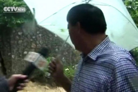 شاهد: السيول تباغت مراسلة صينية بعد انهيار جدار خلفها