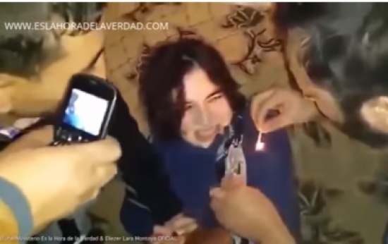 بالفيديو.. شيخ يعالج فتاة "ممسوسة": أطفأ النار في وجهها.. شاهد ماذا فعلت ؟ بالفيديو.. شيخ يعالج فتاة "ممسوسة": أطفأ النار في وجهها.. شاهد ماذا فعلت ؟