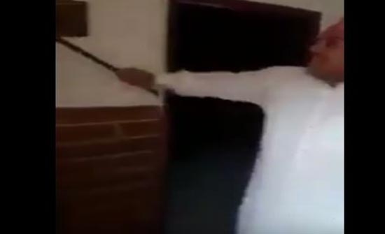 المدعي العام يأمر بالتحفظ على مواطن حطم عدادي المياه والكهرباء بالطفيلة المدعي العام يأمر بالتحفظ على مواطن حطم عدادي المياه والكهرباء بالطفيلة