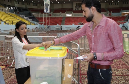 الطراونة: استخدام الصالات الرياضية بعملية الاقتراع تجربة جديدة ومثمرة الطراونة: استخدام الصالات الرياضية بعملية الاقتراع تجربة جديدة ومثمرة