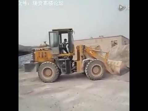 بالفيديو.. لقطات مروعة لطفل عمره 5 سنوات يقود «لودر»