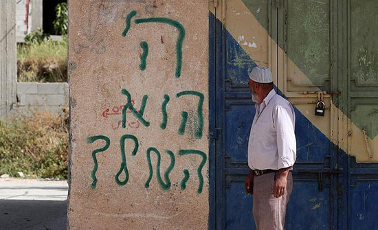 مستوطنون يخطون شعارات على جدران مسجد شرقي رام الله مستوطنون يخطون شعارات على جدران مسجد شرقي رام الله