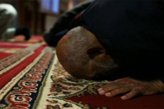 بالفيديو: “الحوثيون” يمنعون “التراويح” بالمساجد ويجبرون الأئمة على توقيع تعهدات بعدم الصلاة! بالفيديو: “الحوثيون” يمنعون “التراويح” بالمساجد ويجبرون الأئمة على توقيع تعهدات بعدم الصلاة!