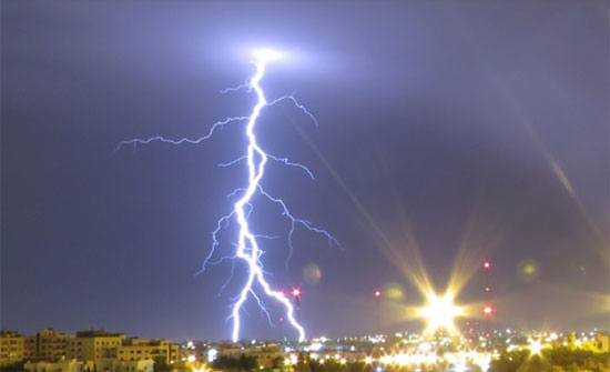بالصور.. البرق يضيء سماء عددٍ من محافظات المملكة