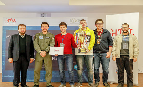 ولي العهد يحضر جانبا من مسابقة الأمن السيبراني ويسلم الجوائز للفائزين