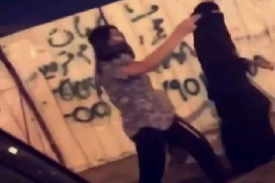 بالفيديو: شبان يتحرشون بفتاة تسير بدون عباءة