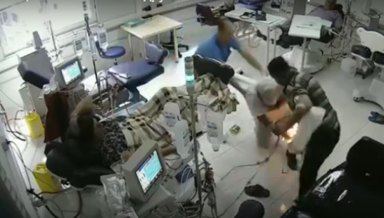 فيديو| رجل يحرق المرضى أحياء في المستشفى !