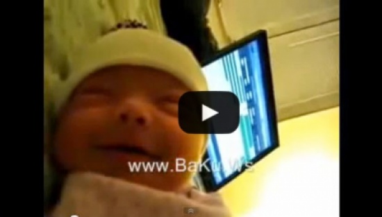 رضيعة تبتسم عند سماع القرآن