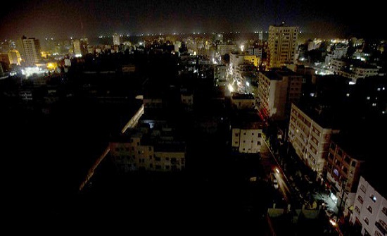 تحذيرات من تداعيات انقطاع الكهرباء بقطاع غزة تحذيرات من تداعيات انقطاع الكهرباء بقطاع غزة