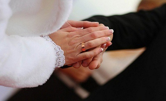 في بلد عربي ... شاب يتزوج مسلمة ومسيحية بديانتين وبطاقتي هوية